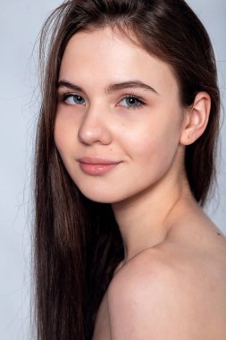 Kusursuz cildini bağrına basan genç bir kadının görüntüsünde yer alan zahmetsiz zarafet. Güzellik blogcuları ve kozmetik markaları için ideal.