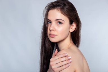 Açık teninin saflığından zevk alan genç bir kadının görüntüsüne bürünmüş zarif bir güzellik. Cilt bakım ürünleri ve güzellik uzmanları için mükemmel..