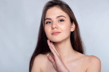 Cilt bakımı dünyasına büyüleyici bir bakış. Kusursuz bir ten rengine sahip genç bir kadın. Güzellik meraklıları ve cilt düşkünleri için ideal..