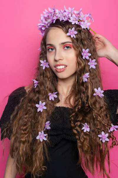 Ein Mädchen Mit Fallenden Locken Und Zarten Lila Blüten Haar — Stockfoto