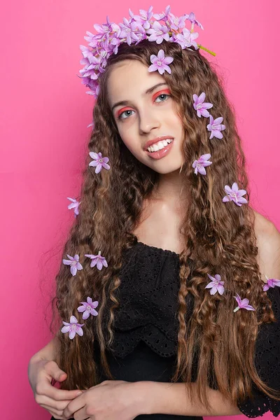 Anmutige Locken Verflochten Mit Lieblichen Lila Blumen Umrahmen Das Gesicht — Stockfoto