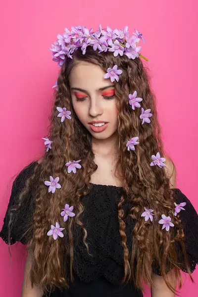 Piękna Dziewczyna Kwiatami Włosach Efektowna Fryzura Odizolowany Modelka Stylowym Makijażem — Zdjęcie stockowe