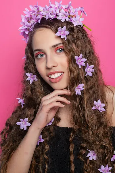 Aufwändige Locken Die Durch Die Sanften Farbtöne Lila Blumen Ergänzt — Stockfoto