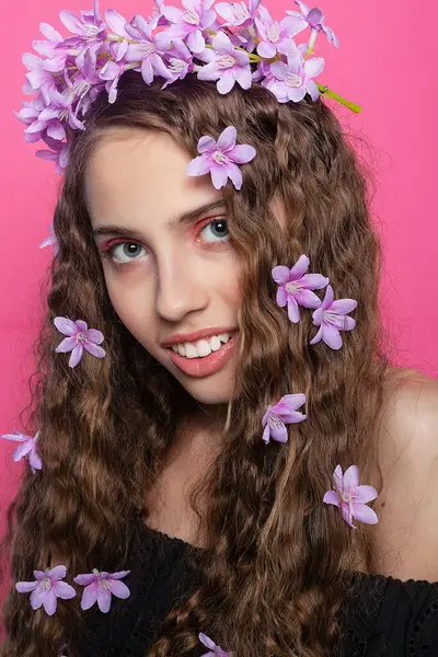 Una Chica Adornada Con Cerraduras Rizadas Delicadas Flores Púrpuras Exudando — Foto de Stock