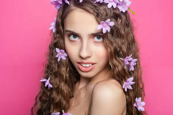 Причудливая Красота Девушка Вьющимися Волосами Носит Фиолетовые Цветы Добавляя Немного — стоковое фото