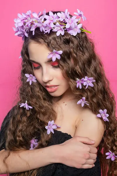 Belleza Radiante Chica Pelo Rizado Lleva Flores Púrpuras Realzando Encanto — Foto de Stock