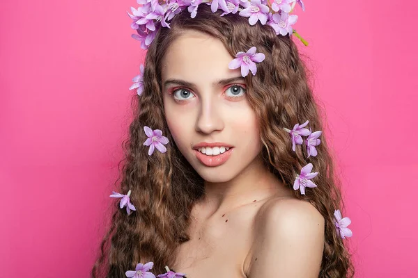 Czarujące Loki Splecione Żywymi Purpurowymi Kwiatami Zdobią Włosy Tej Dziewczyny — Zdjęcie stockowe