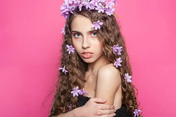 Doncella Pelo Rizado Adornada Con Flores Púrpura Emana Sentido Encanto — Foto de Stock