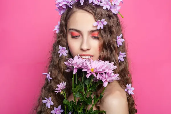 Urzekający Widok Dziewczyna Kręconymi Włosami Prezentuje Fioletowe Kwiaty Nadając Jej — Zdjęcie stockowe
