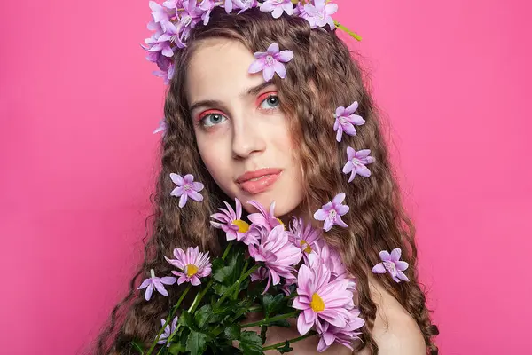 Fantasía Floral Belleza Rizada Adornada Con Flores Moradas Pelo Irradia — Foto de Stock