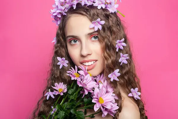 Curls Cautivadores Una Chica Con Pelo Rizado Adornado Con Flores — Foto de Stock