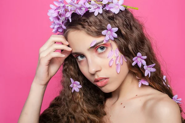 Elegancia Botánica Chica Pelo Rizado Muestra Belleza Con Flores Púrpuras — Foto de Stock