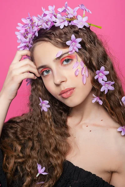 Delicia Floral Belleza Pelo Rizado Lleva Flores Púrpuras Creando Aspecto — Foto de Stock