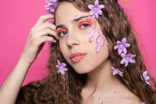 Romantyczny Blask Kręconymi Włosami Ozdobione Purpurowymi Kwiatami Dziewczyna Emanuje Poczucie — Zdjęcie stockowe