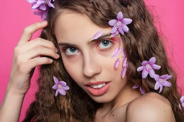 Belleza Natural Adornado Con Flores Púrpuras Pelo Rizado Niña Crea — Foto de Stock