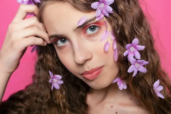 Eteryczna Elegancja Kręcone Loki Dziewczyny Ozdobione Purpurowymi Kwiatami Emanują Wdziękiem — Zdjęcie stockowe
