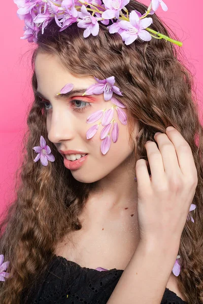 Doncella Pelo Rizado Adornada Con Sutil Belleza Las Flores Púrpura — Foto de Stock