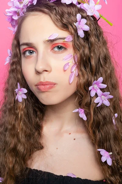 Ein Mädchen Mit Lockigen Locken Und Zierlichen Lila Blumen Die — Stockfoto