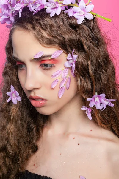 Doncella Pelo Rizado Adornada Con Flores Púrpura Emana Sentido Encanto — Foto de Stock