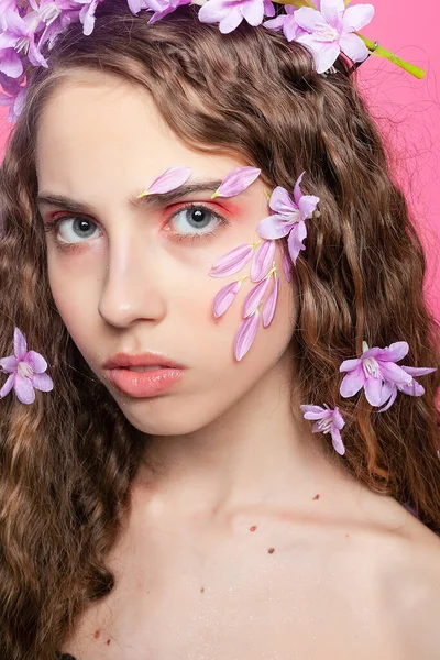 Strahlende Schönheit Das Lockige Mädchen Trägt Lila Blumen Und Unterstreicht — Stockfoto