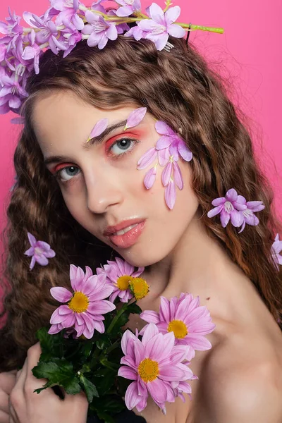 Intrincados Rizos Adornados Con Flores Púrpuras Enmarcan Cara Esta Chica — Foto de Stock