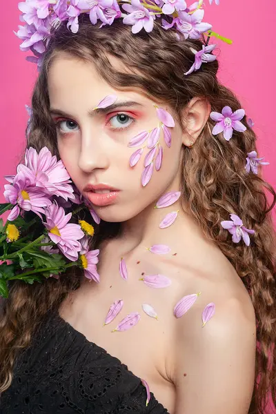 Elegancia Botánica Chica Pelo Rizado Muestra Belleza Con Flores Púrpuras — Foto de Stock