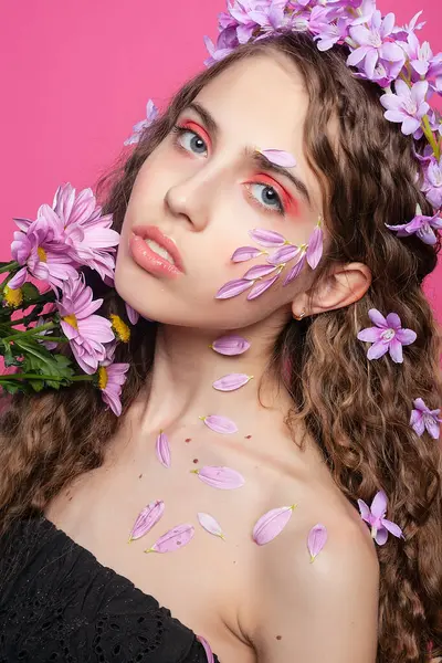 Elegancia Etérea Los Rizos Una Chica Adornados Con Flores Púrpuras — Foto de Stock