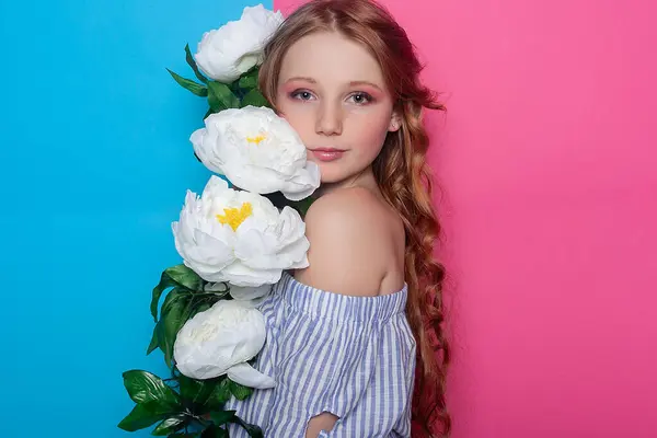 Elbűvölő Fénykép Egy Kislányról Fehér Virágok Között Arca Részben Elfedve — Stock Fotó