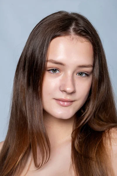 年轻女子享受温泉疗养时的一时冲动 完美的美容美发网站 — 图库照片