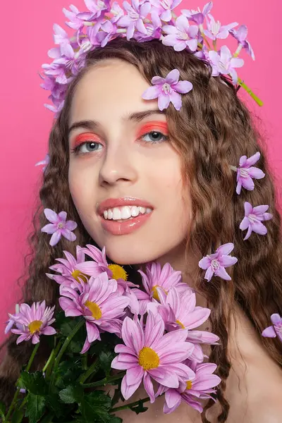 魅惑的な魅力的な魅力 繊細な紫色の花で飾られた少女のカーリーロックは 素晴らしく倫理的な美学を作成し 自然の美しさを呼び起こします ストック写真