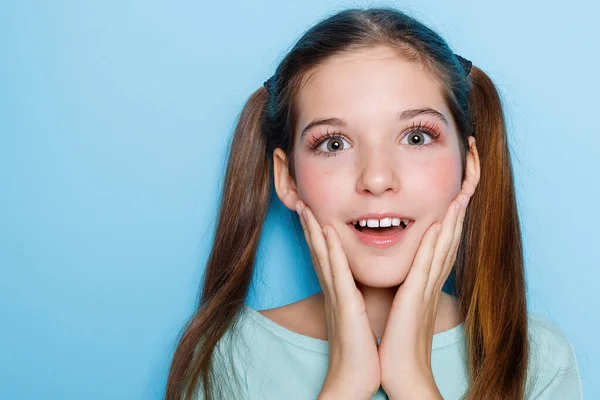 Обійняти Сміх Спонтанність Молода Дівчина Демонструє Грайливий Дух Смішні Вирази Стокове Зображення