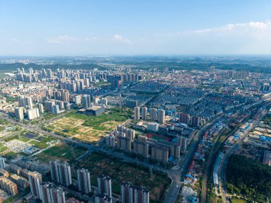 Geniş bir yüksek irtifa manzarası, Wuhan 'ın bir ilçesi olan Jiangxia' nın geniş şehir manzarasını ortaya koymaktadır..