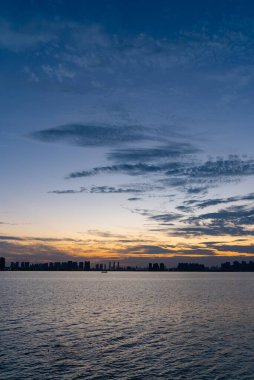 Çin Tangxun Gölü Jiangxia Wuhan Şehri renkli bir gökyüzünün altında huzurlu bir su manzarası gösteriyor..