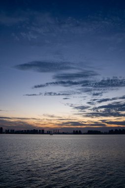 Çin Tangxun Gölü Jiangxia Wuhan Şehri ufuk boyunca uzanır..