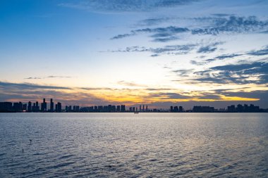 Çin Tangxun Gölü Jiangxia Wuhan Şehri ufuk çizgisi günbatımı yansıması su