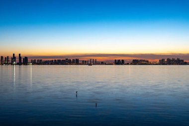 Çin Tangxun Gölü Jiangxia Wuhan Şehri alacakaranlıkta sakin suları yansıtır..