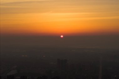 Suizhou Hubei Çin 'in üzerinde portakal rengi günbatımı sıcak bir gökyüzü yaratıyor..