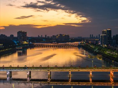 Suizhou Hubei Çin şehir ışıkları günbatımında sakin nehri yansıtır..