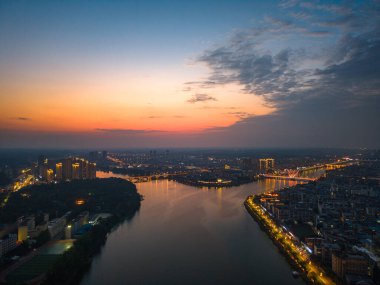 Suizhou Hubei Çin şehir ışıkları gün batımında nehri yansıtıyor.