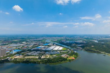 Suizhou Hubei Çin manzarası nehir ve binalar manzaralı.