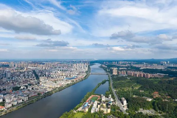 Suizhou Hubei Çin 'deki nehir ve binalarla şehir manzarası geniş bir manzara gösteriyor..