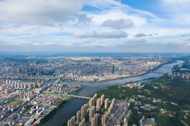 Suizhou Hubei Çin şehri nehir manzarası yoğun binalara ve yemyeşil alanlara bakıyor..