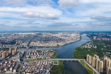 Suizhou Hubei Çin manzarası yukarıdan nehir ve şehir manzarası ile.