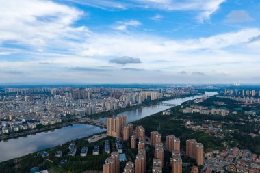 Suizhou Hubei Çin şehir manzarası nehir ve binalar ile.