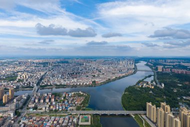 Nehir ve köprüleri olan şehir manzarası, Suizhou, Hubei, Çin.