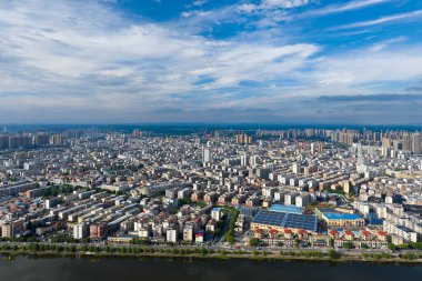 Suizhou Hubei Çin 'deki nehir ve binalarla şehir manzarası.