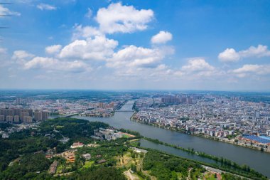 Suizhou Hubei Çin 'den akan geniş bir nehir aşağıdaki şehir manzarasını gösteriyor..