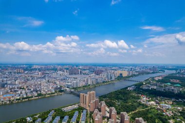 Suizhou Hubei Çin 'de şehir binaları ve nehir manzarası geniş..