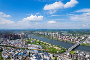 Çin 'in Suizhou kentinin panoramik hava manzarası, modern bir şehir manzarası, köprüler ve doğal yeşil alanlardan akan bir nehir sergileniyor..
