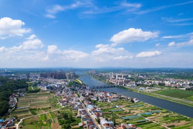 Suizhou Çin 'in havadan çekilmiş bir manzarası dolambaçlı nehri ve parlak mavi gökyüzünün altındaki köprüleri birleştiren canlı şehri gözler önüne seriyor..